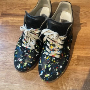 Mason Margiela - Ett par fina Masion Margiela i stil 45, i riktigt prima skick och snygga.  Inköpta för 3 månader sedan men inte använda mycket alls, kontakta gärna angående funderingar!