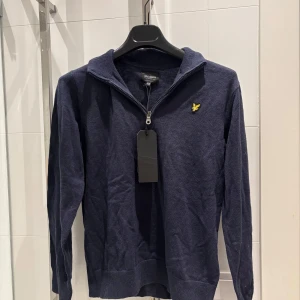 Marinblå half zip tröja Lyle & Scott - Mörkblå långärmad tröja från Lyle & Scott med half zip. Aldrig använd, nypris 800!