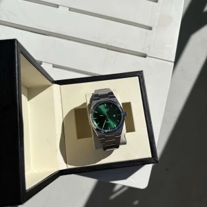 Tissot PRX klocka med grön urtavla - Fick den här Tissot PRX (grön urtavla) i julklapp förra året. Har använt den lite men den är i väldigt fint skick. Riktigt snygg klocka, men jag använder den för sällan så tänkte sälja den nu. Box och extra länkar medföljer.