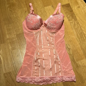 Rosa festtopp med spets och broderi - Jättesöt topp perfekt för fest, inga defekter💕skulle säga att den passar XS/S