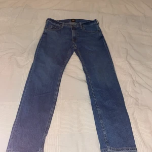 Blå Lee Rider jeans W31 L32 - Säljer ett par klassiska blå Lee jeans. Använda Max 5 gånger. Inga skador på jeansen. Pris kan diskuteras vid snabb affär. 