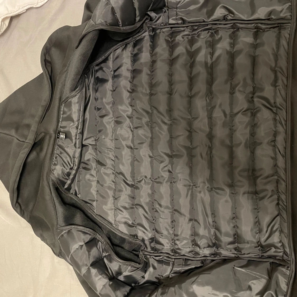 Svart quiltad pufferjacka med huva - 1