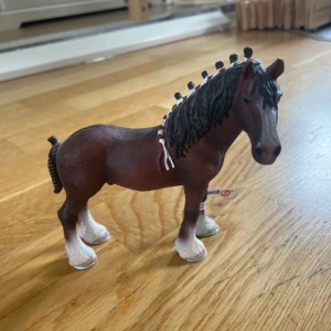 Schleich shire häst - En jätte fin shire häst med lappen kvar från Schleich 