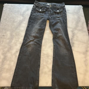 Grå jeans från Gina Tricot, bootcut - Snygga grå jeans från Gina Tricot med bootcut-ben och coola fickdetaljer. Sköna att ha på sig!!💗