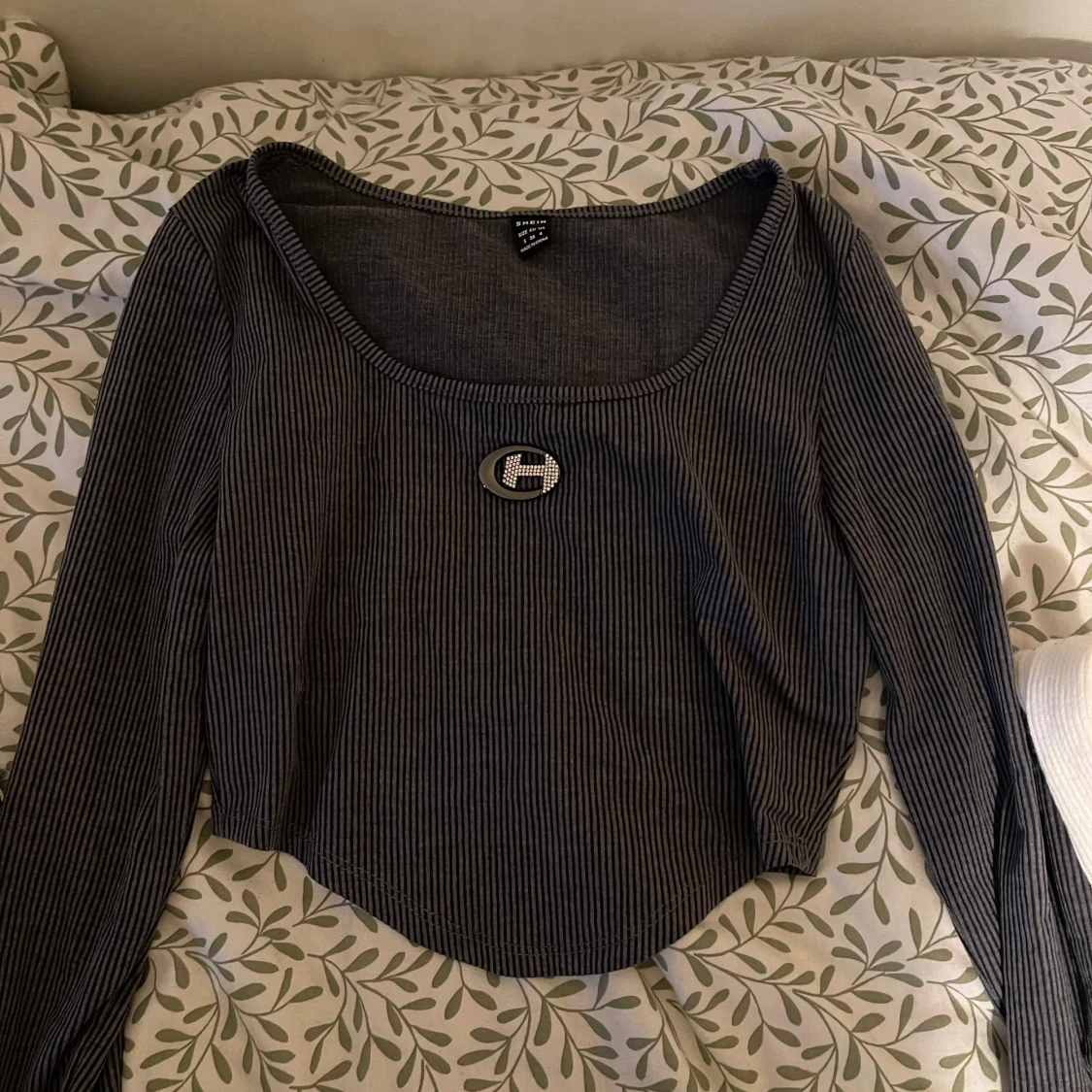 Randig långärmad topp med brosch