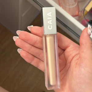 Caia concealer  - Inprincip ny concealer ifrån Caia, färgen 1W, inte mycket använd alls. Säljer då jag köpte fel färg.