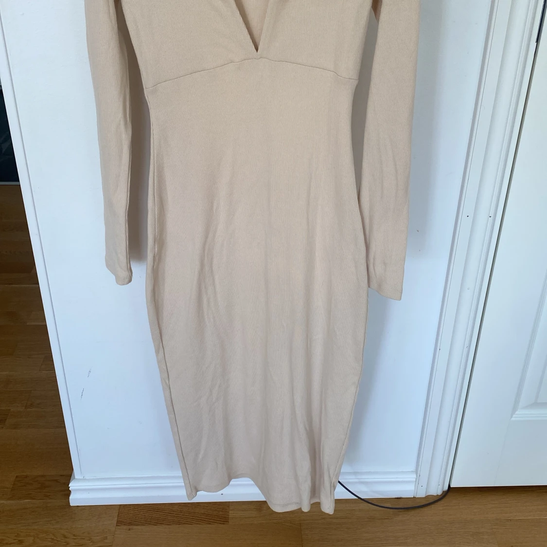 Beige ribbad långklänning från Nelly - 1