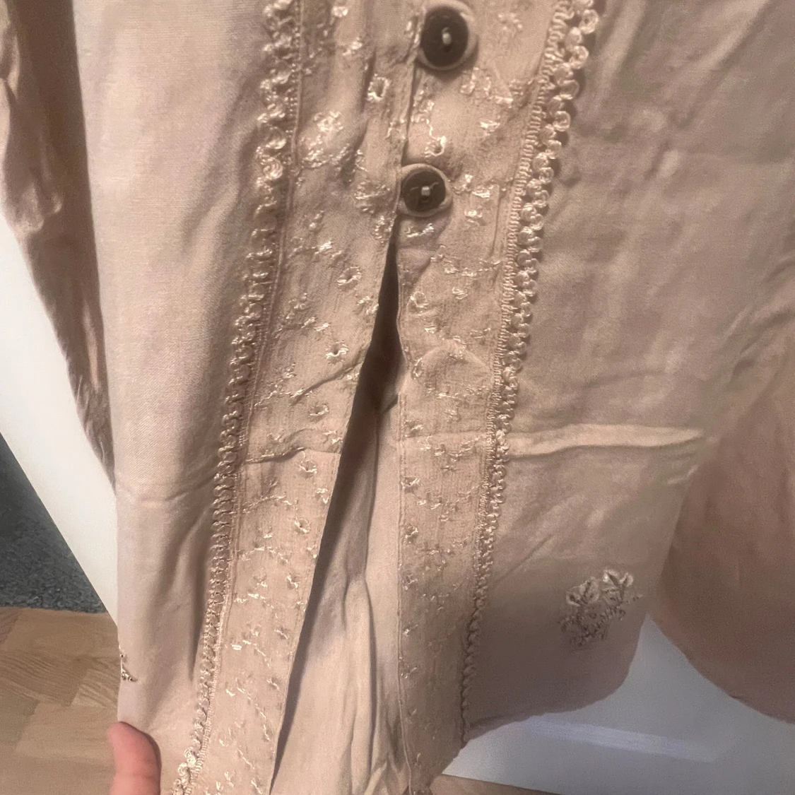 Beige långklänning med broderi och knappar - 2