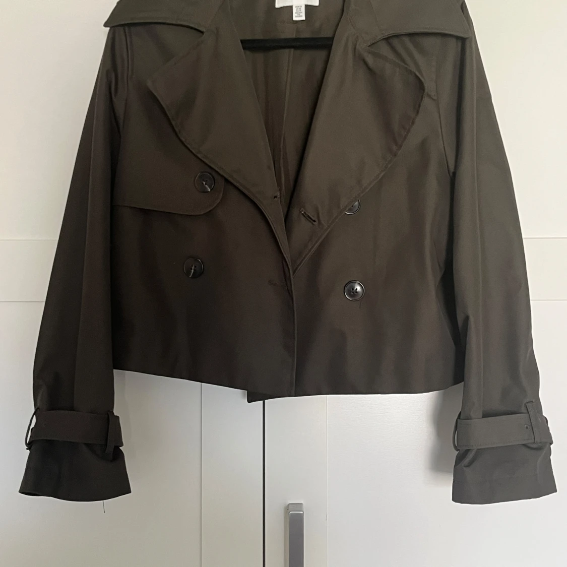 Kort mörkgrön trenchcoat från H&M - 2