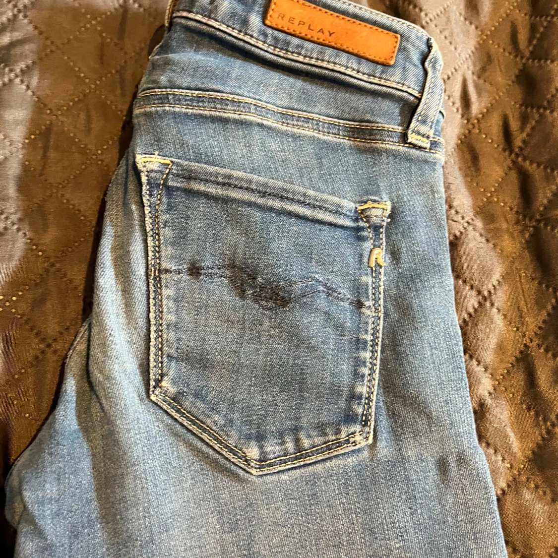 Blå lågmidgade bootcut jeans från Replay - 1