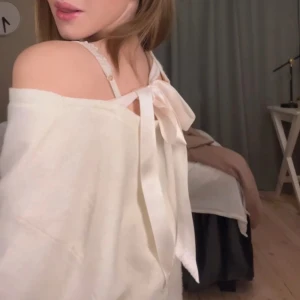 Söt vit stickad off shoulder tröja med rosett baktill - En supersöt vit stickad off shoulder tröja. Min mormor har sytt till en supersöt rosett därbak på en vanlig stickad hm tröja.💞💞