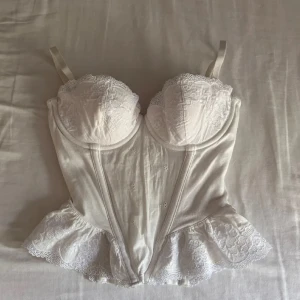 Vit korsett topp - Så fin! Bilder lånade av @juliastorfeldt💞💞 Storlek S, köpt second hand!