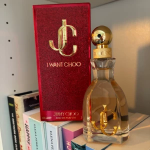 Jimmy Choo I Want Choo parfym - Lyxig parfym från Jimmy Choo, I Want Choo, i en elegant glasflaska med guldiga detaljer och rund guldkork. Kommer i en röd glittrig kartong med guldtext. Flaskan rymmer 60 ml Eau de Parfum och har en feminin, exklusiv design. Endast testad 