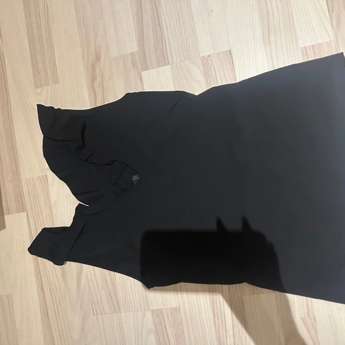 Svart ärmlös volangtopp - 1