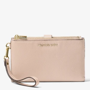 Clutch från Michael Kors🩷 - Jättefin ljusrosa clutch/plånbok från Michael Kors, helt ny då jag fick den i present men aldrig använt. Rymmer allt du behöver så som telefon, nycklar, kort, osv. Nypris 1700kr, vid intresse skickar jag mer än gärna egna bilder!🩷