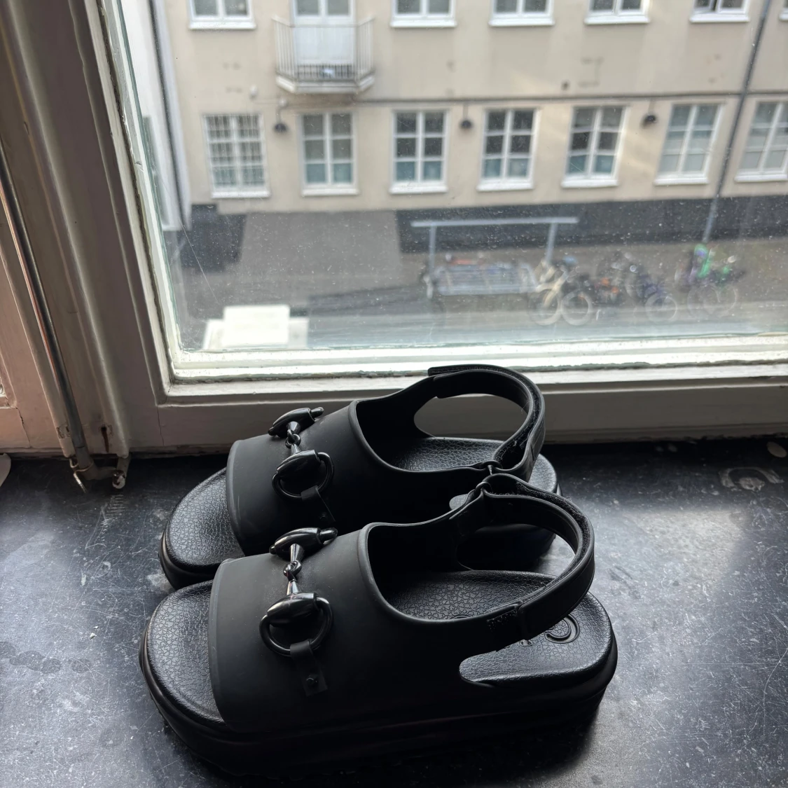 Svarta sandaler från Gucci med plattform