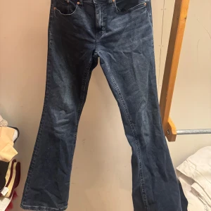 Bootcut Jeans  - Snygga mörkblå bootcut jeans från Gina Tricot  i storlek 38. Klassisk femficksmodell med raka ben som blir bredare nedtill. Jeansen har normal passform och är tillverkade i slitstarkt denimtyg. Tvättas och stryks innan jag skickar💙