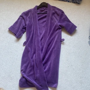 Lila morgonrock - Mysig lila morgonrock  med korta ärmar och ribbade muddar. och är perfekt för chill dagar hemma eller när du vill känna dig extra comfy.inget band men de behövs inte!