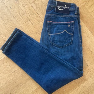 Jacob Cohen jeans Limited edition - Tja, säljer nu dessa sjukt snygga Jacob cohen limited edition som aldrig är använda och är i topp skick. De är sitter som storlek 30 och priset är inte hugget i sten. Vid frågor eller funderingar är det bara att höra av sig. 