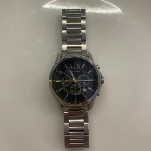 Armani Exchange Banks AX1720 klocka - klocka från Armani Exchange, modell AX1720.  inga defekter, använt ett fåtal gånger därav priset. nypris 2399 kr, förpackning medkommer ej💞pris kan diskuteras! 