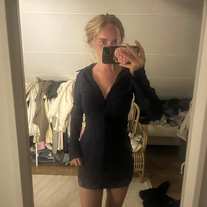 Marinblå tight kortklänning med knappar - Jättefin klänning från zara med scrunch och knappar!