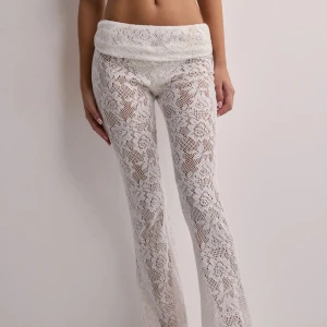 Vita spetsbyxor - Utsvängda spetsbyxor från Nelly, helt nya med prislapp