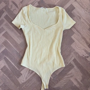 Body - Jättesnygg ribbad ljusgul body! Står ingen storlek men skulle säga att den passar en S/M