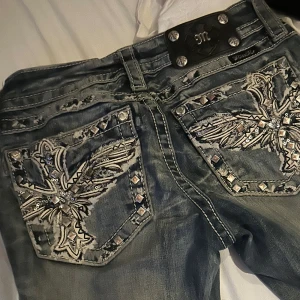 miss me jeans - Blåa jeans från miss me i storlek 25, innerbenslängd - 79cm, midjemått rakt över - 35 cm ❣️