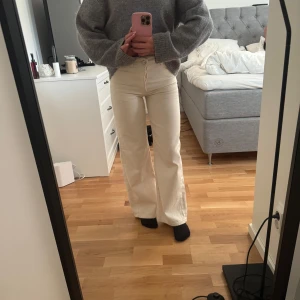Jeans - Creme färgade jeans från BikBok🤍 blir aldrig använda så säljer nu vidare dessa, skicket är nytt på dom