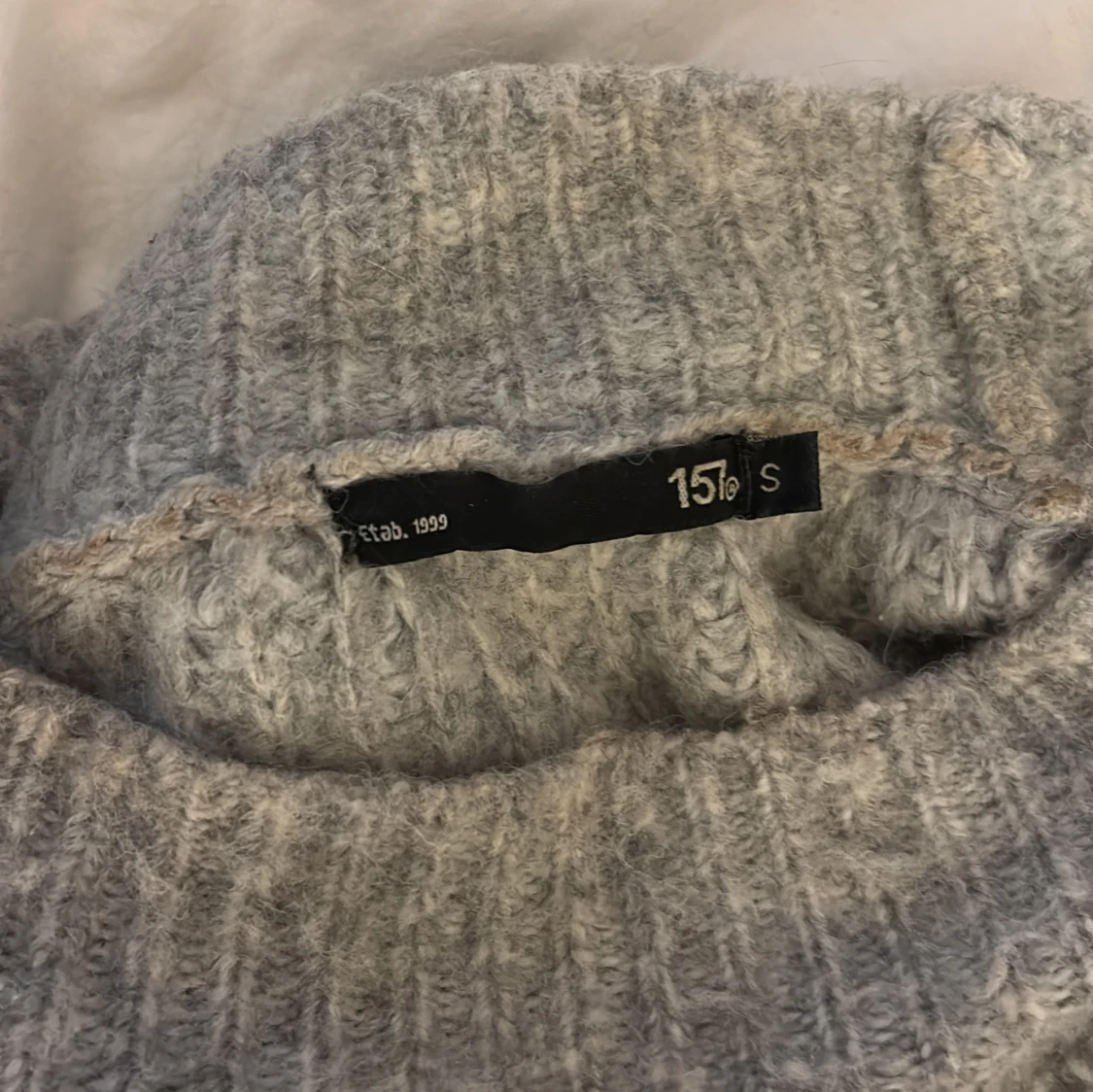 Grå stickad tröja från 157 - 3