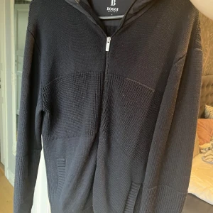Cardigan från Boggi Milano - Hej 👋 denna är perfekt nu när hösten närmar sig denna har inga defekter! 