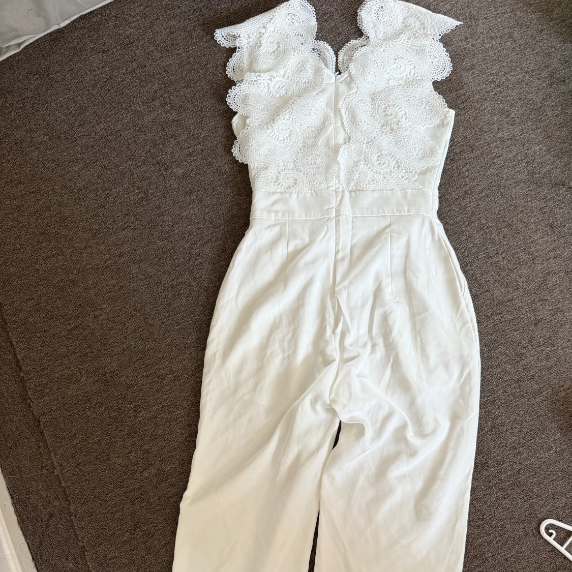 Vit spetsdetaljerad byxdress - 1