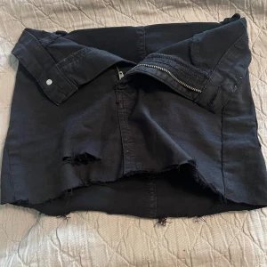 Svart jeanskjol från Perfect Jeans - Svart jeanskjol från Perfect Jeans, modell Molly i storlek XS. Kjolen har klassisk rak form och är tillverkad i ett slitstarkt jeanstyg. Perfekt för dig som gillar en enkel och stilren look med edge.