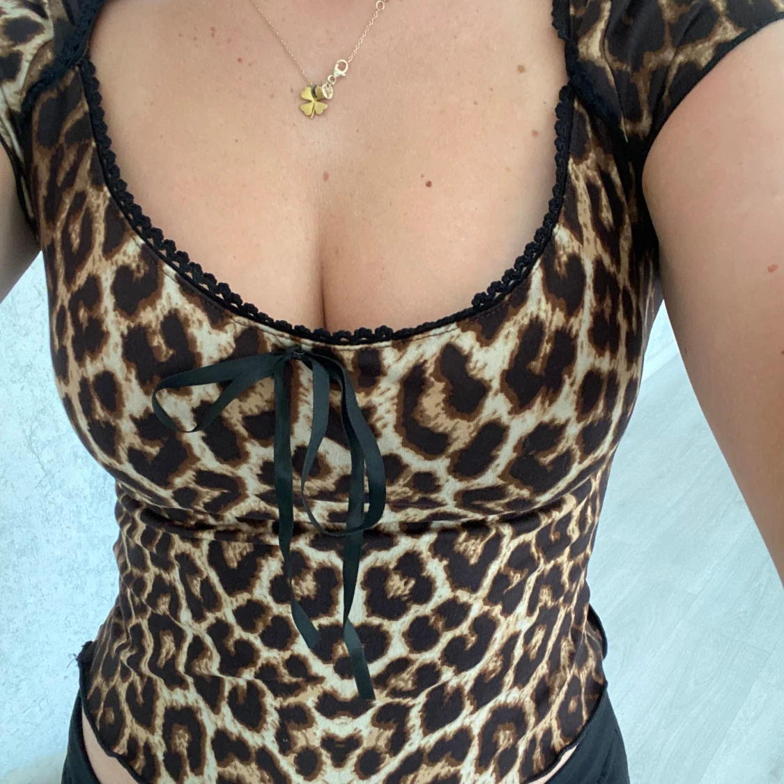 Leopardmönstrad topp med rosett - 1