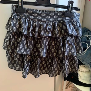 Svart volangkjol med mönster från H&M - Jätte fin kjol från hm den är i storlek 36 tror jag har andvänt den en gång då den är lite liten och väldigt tajt i midjan för mig