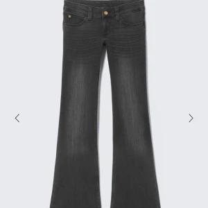 Svarta bootcut jeans från Cheap Monday - Säljer de slutsålda bootcut jeansen från Cheap Monday. De är i nytt skick och nypris är 400 kr. De är i storleken 25/32💕