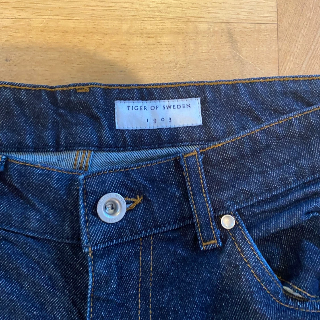 Mörkblå jeans från Tiger of Sweden - 4