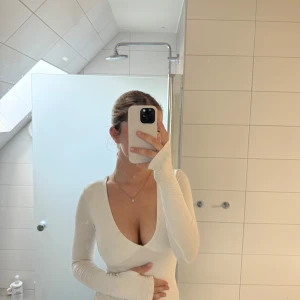 Vit v-ringad tröja  - Säljer en vit v-ringad tröja från Gina tricot i storlek s, den har hål i ärmarna så om man vill kan man stoppa in tummarna som man ser på bilden. Jättefin och använd sparsamt!