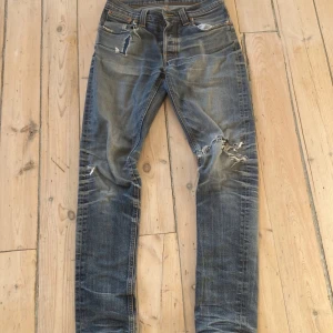 Nudie Jeans - Säljer dessa eftertraktade jeans från nudie i modellen grim tim. Nypriset är ca 2200. Har ett litet hål i skrevet som går att laga gratis på nudie. Priset är inte hugget i sten!