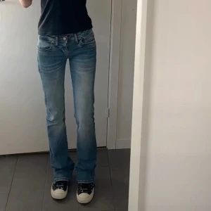 Ltb jeans 24 x 34 - Säljer mina älskade ljusblåa ltb jeans då de inte riktigt passar tyvärr, storlek 24x34. Fint skick🥰 Jag är 172cm för preferens!! Svår färg och storlek att få tag på!! 