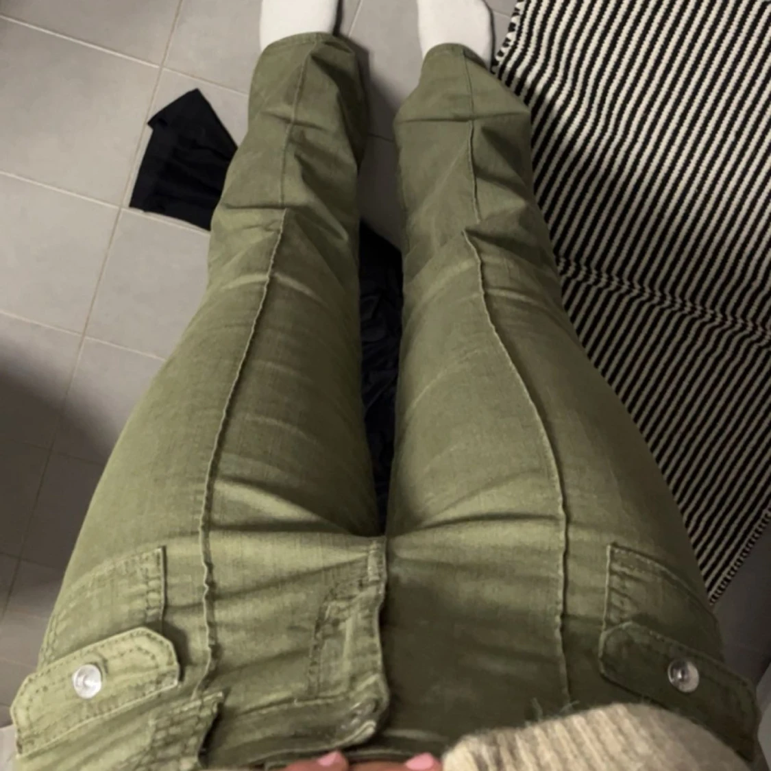 Olivgröna bootcut byxor med fickor - 1
