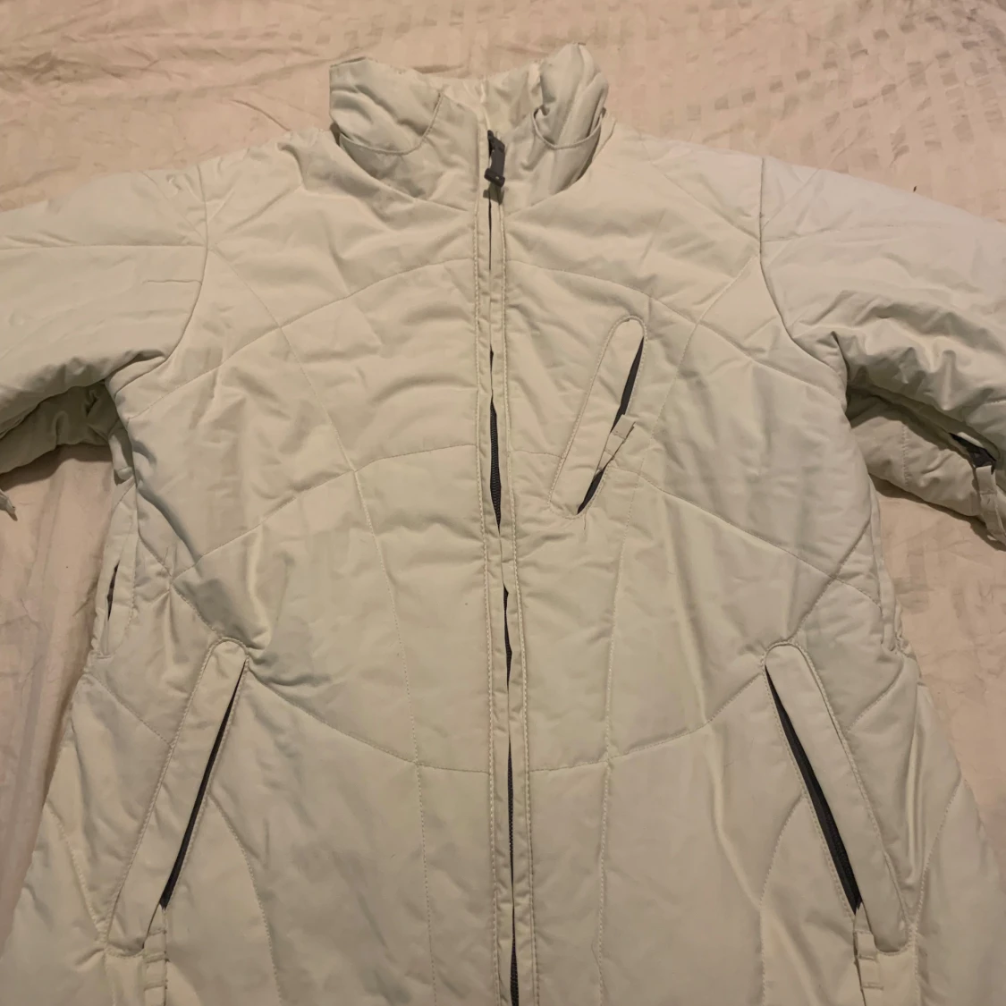 Vit pufferjacka från Fiberstone S