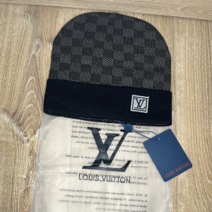 Svart mössa  - Helt ny Mössa. Fantastiskt mönster och färg.         Medföljer: Allt som syns på bilden.                                                       Priset går att diskutera.                                               Fler snygga och nya accessoarer på profilen.