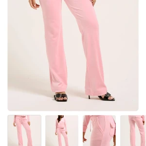 Rosa velourbyxor Juicy Couture XS - Säljer ett par ljusrosa super sköna mjukisbyxor från Juicy Couture i velour! Dom har normal passform, snörning i midjan och praktiska fickor med lock på sidorna. Klassisk Juicy-broderad logga framtill och bred resår i midjan. De är lite för långa på mig som är 158 och därav lite slitna längst ner på benen