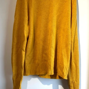 Gul stickad tröja med lång ärm - Har används en del men är i gott skick💞