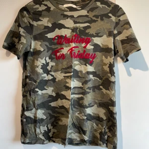 Camouflage t-shirt - Har används en del men är i gott skick💞