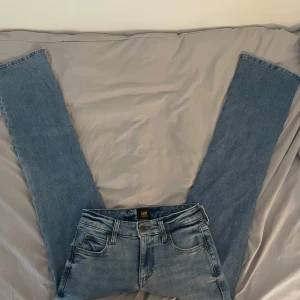 Ljusblå bootcut Lee jeans 💙 - Snygga ljusblå jeans från Lee med klassisk femficksdesign och bootcut, dom är lowwaist och väldigt sköna 💙