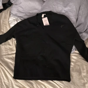 Stickad tröja  - V ringad 