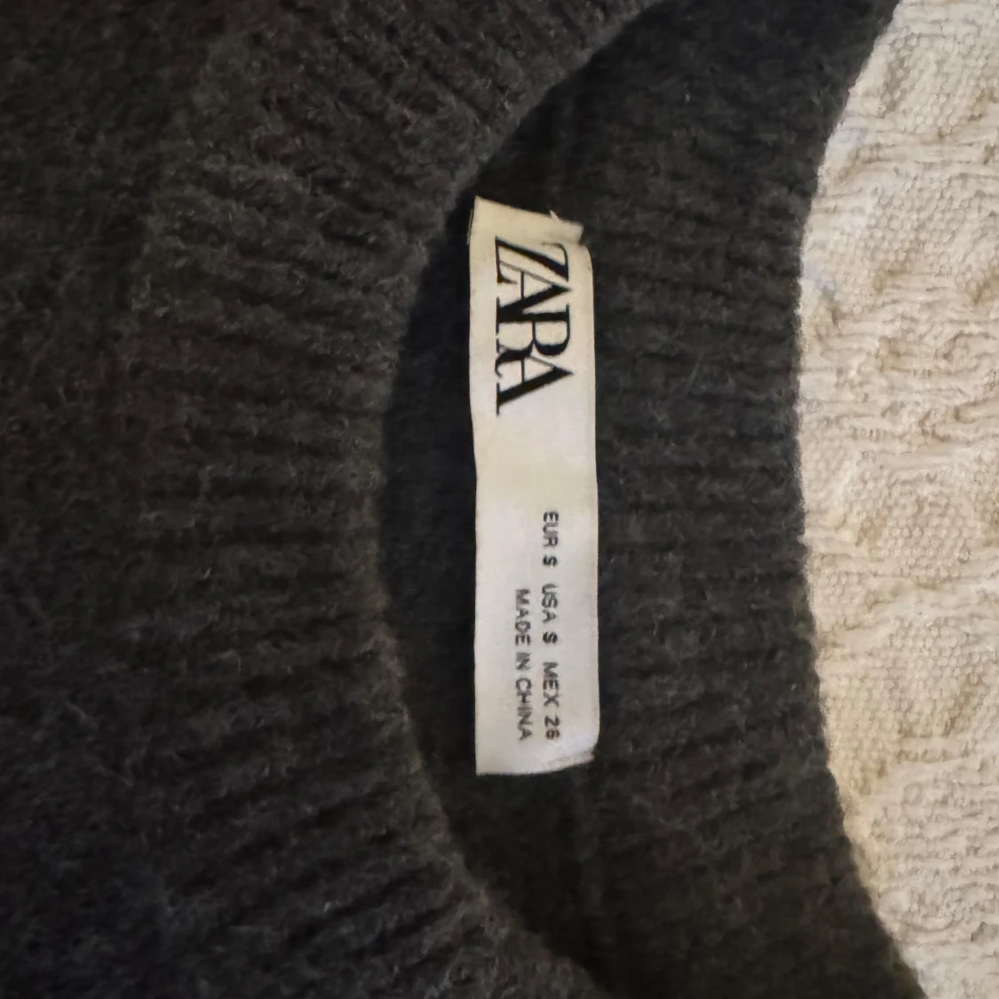 Mörkgrå stickad tröja från Zara - 1