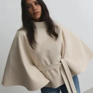 Fancy poncho jacket från Nelly - Säljer en oanvänd poncho från Nelly. Endast testat hemma och finns påse kvar till den. Säljer den då jag köpte den svarta i samma modell istället. (Helt slut på hemsidan) 